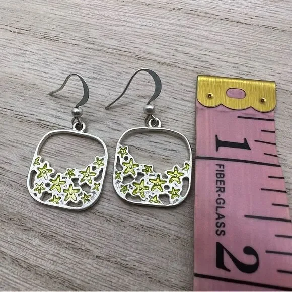 🍭6/$30 Silver square with green flower dangle drop earrings - Picture 5 of 5
